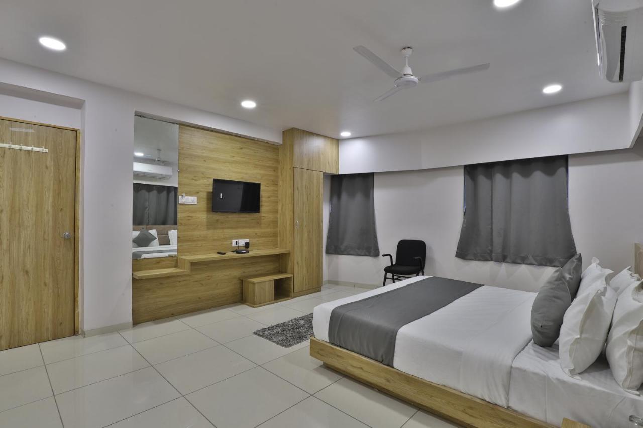 Hotel Monville Group Вадодара Экстерьер фото