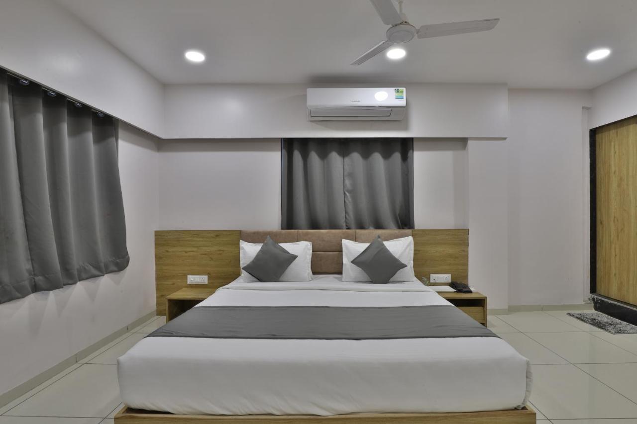 Hotel Monville Group Вадодара Экстерьер фото