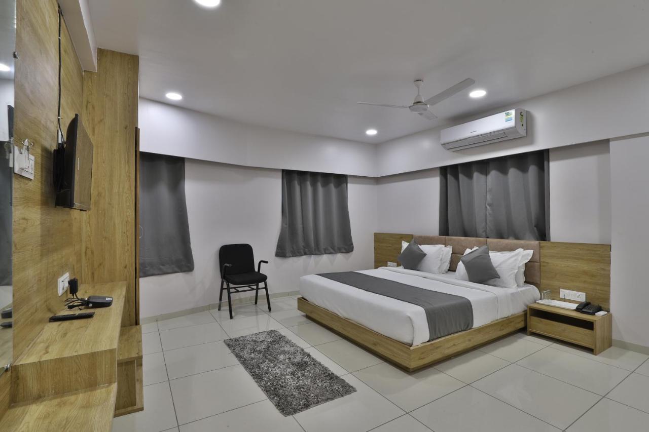 Hotel Monville Group Вадодара Экстерьер фото
