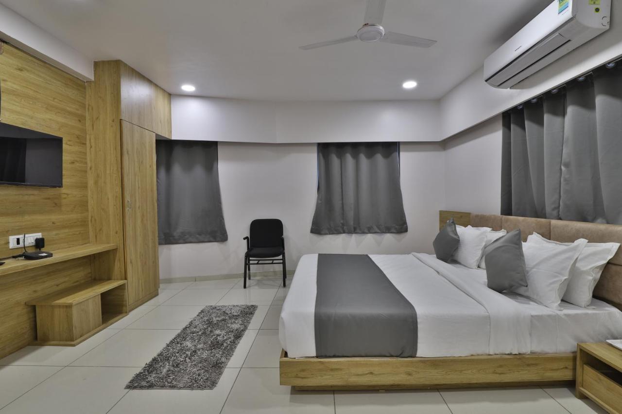 Hotel Monville Group Вадодара Экстерьер фото