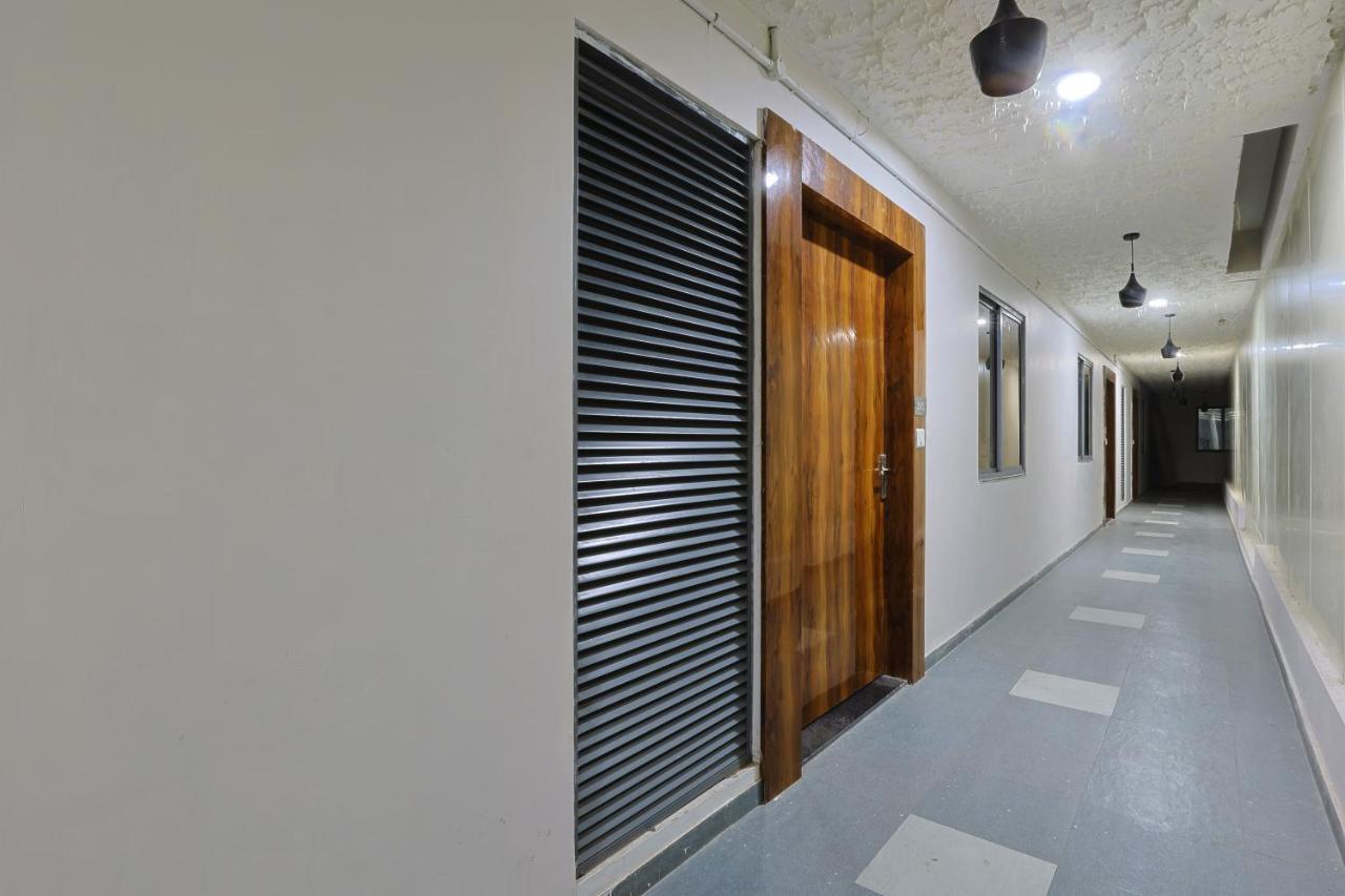 Hotel Monville Group Вадодара Экстерьер фото