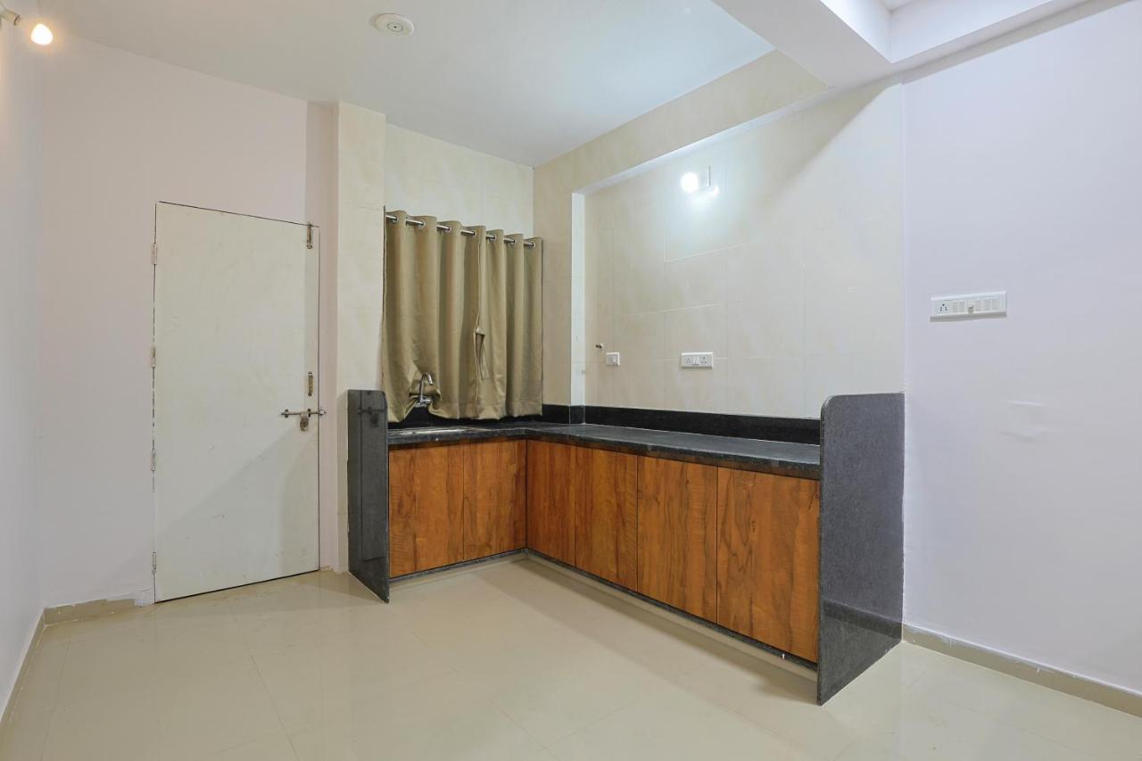 Hotel Monville Group Вадодара Экстерьер фото