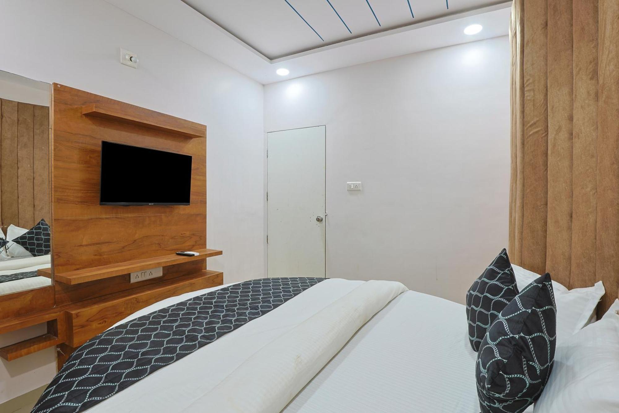 Hotel Monville Group Вадодара Экстерьер фото