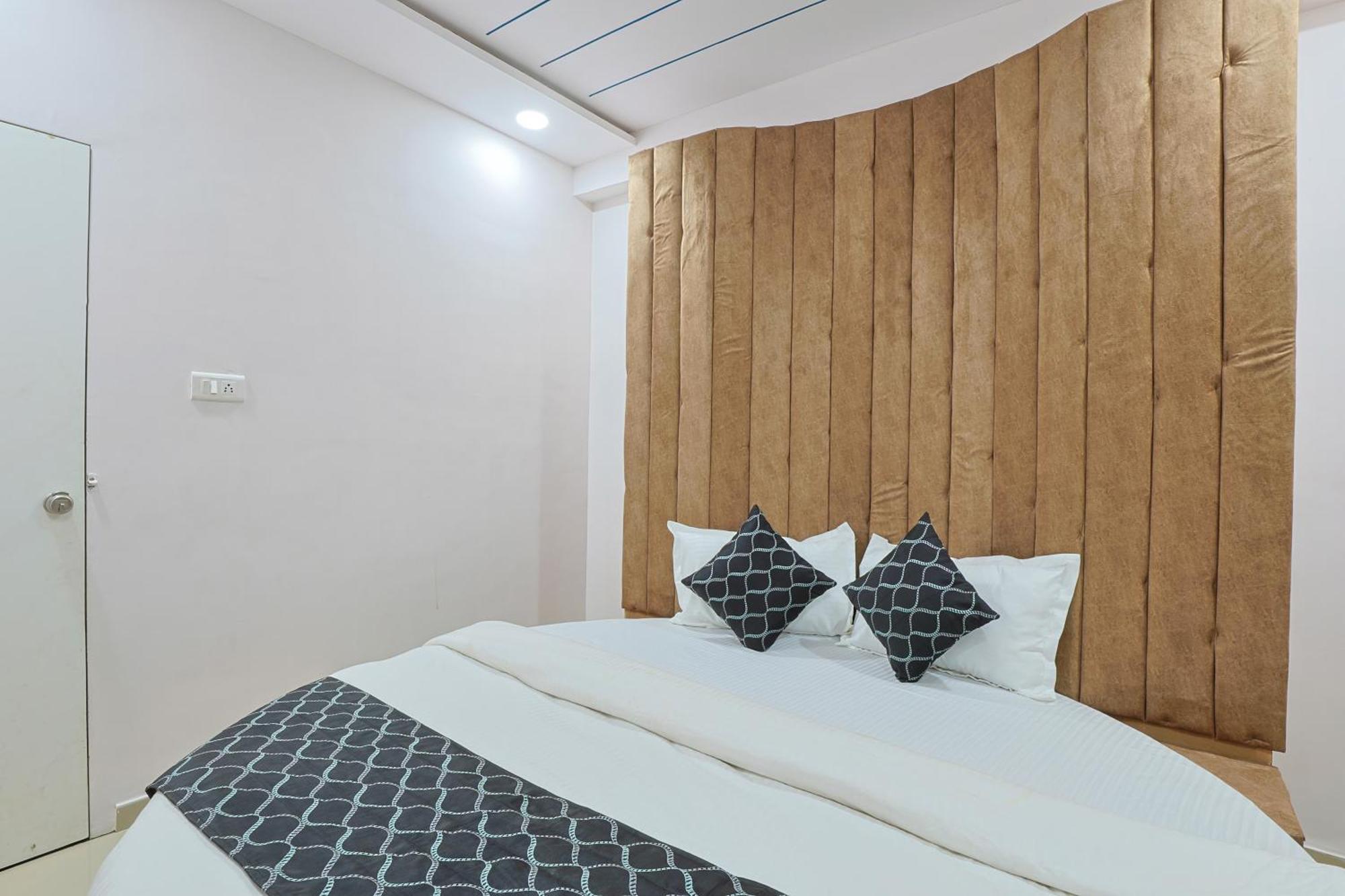 Hotel Monville Group Вадодара Экстерьер фото